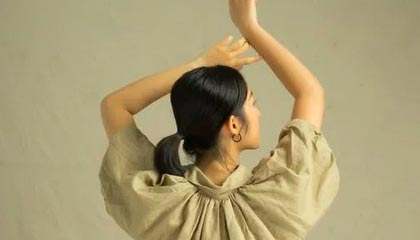 詹姆斯团队安保骂球迷：你们这些烦人的家伙快TM滚开