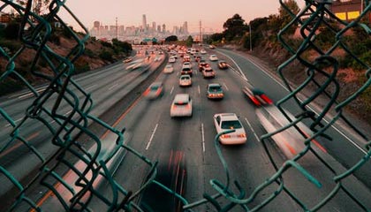 詹姆斯团队安保骂球迷:你们这些烦人的家伙快TM滚开